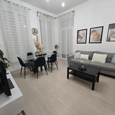 Cozy 2 Bedroom Apartmán *